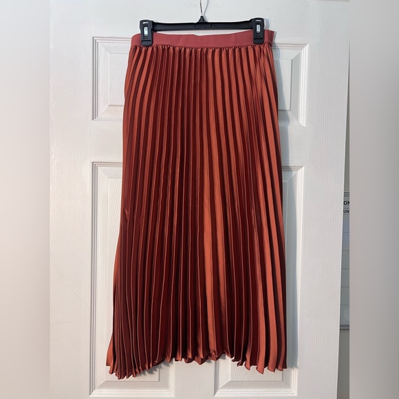 DR2 satin top and skirt - Picture 9 of 10